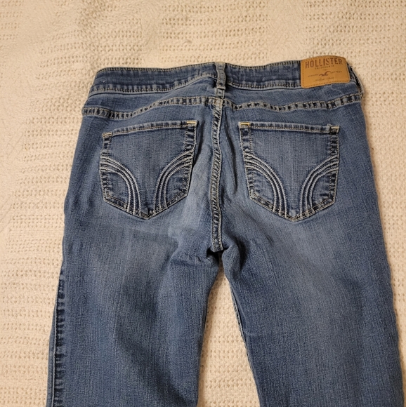 HOLLISTER MID RISE MEDIUM WASH DENIM JEANS - Picture 6 of 9